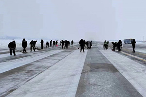 信陽明港機(jī)場(chǎng)抗擊冰雪，護(hù)航旅客回家路